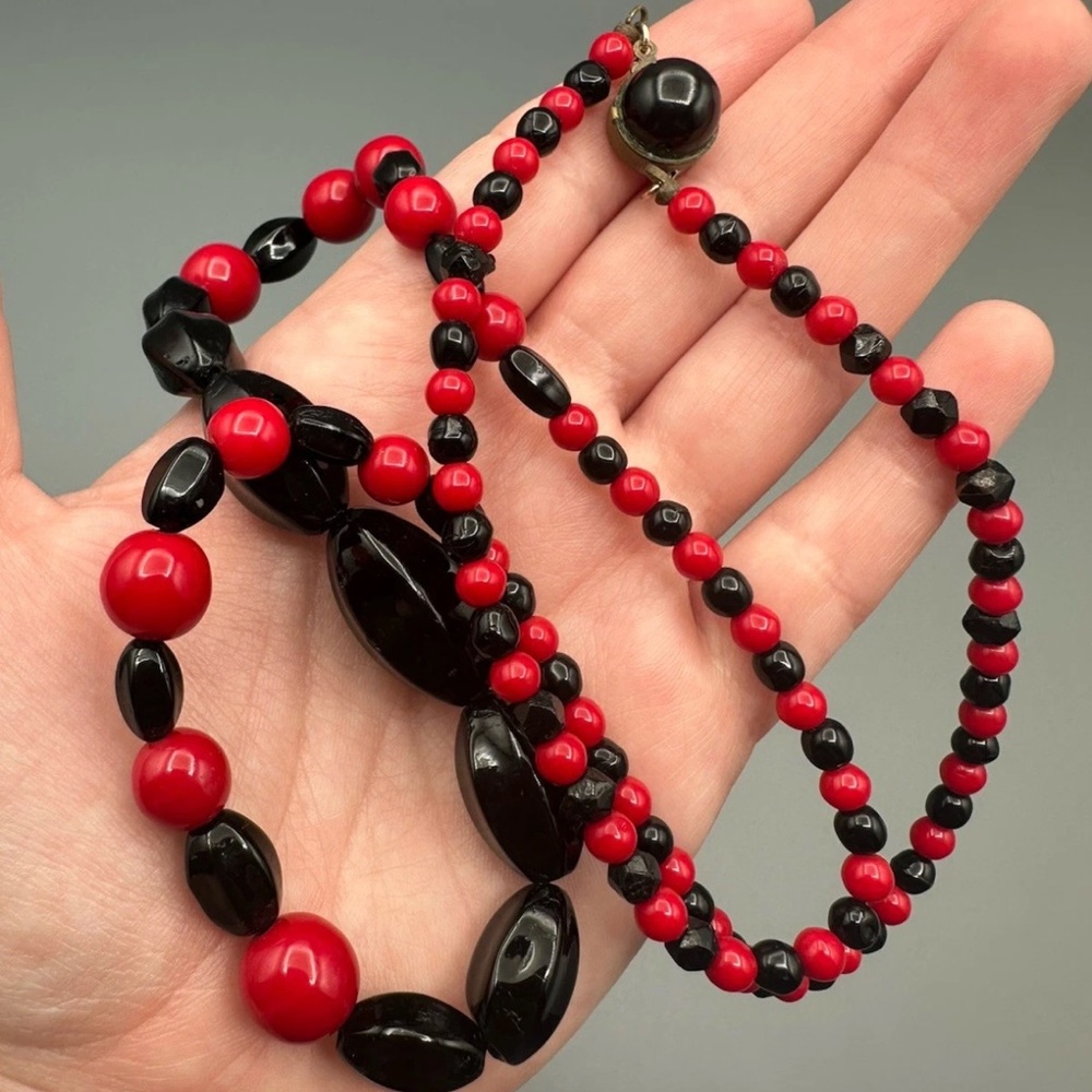 Vintage Black & Red Glass Beaded Necklace ~27” Box Clasp Unsigned *Some Chipped* - Picture 4 of 14